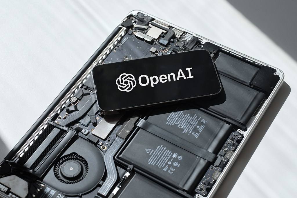 Logo OpenAI na displeji mobilního telefonu