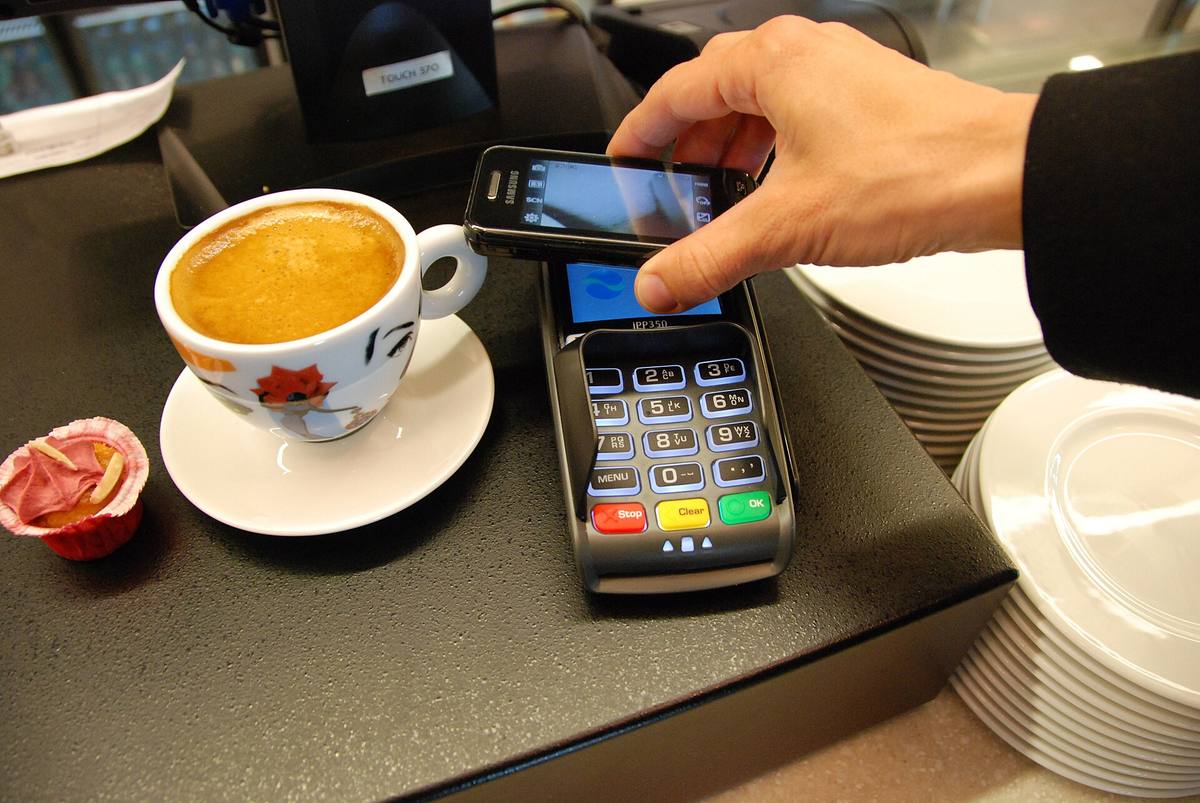 Bezkontaktní platba mobilním telefonem u platebního terminálu