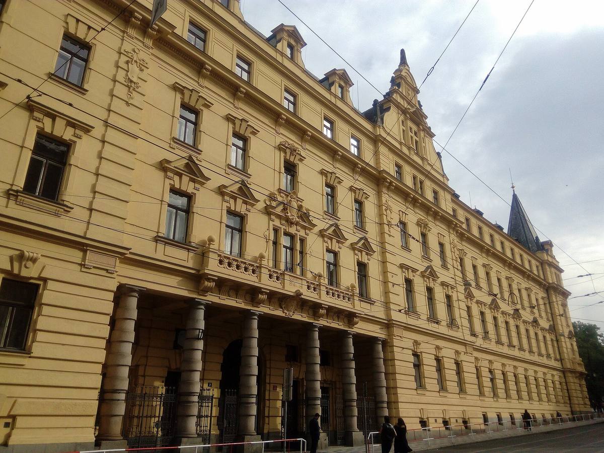 Hlavní vchod do budovy Městského soudu v Praze