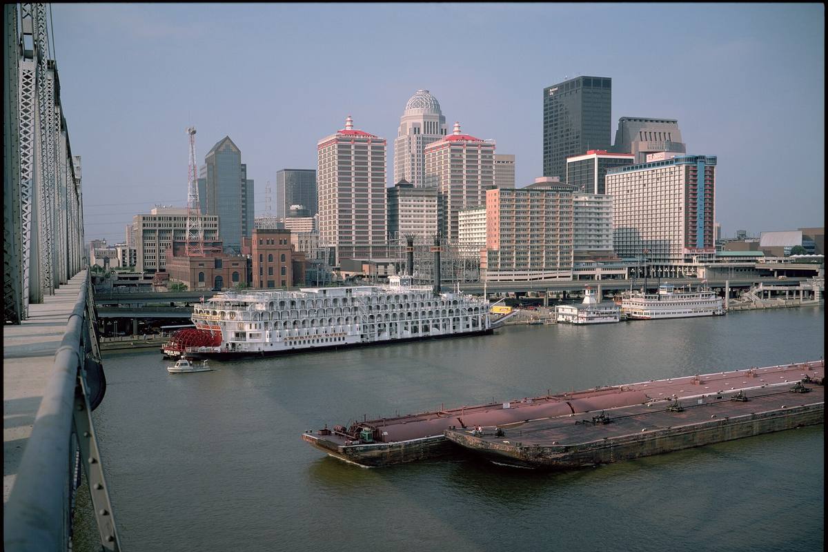 Panorama města Louisville v Kentucky od řeky Ohio