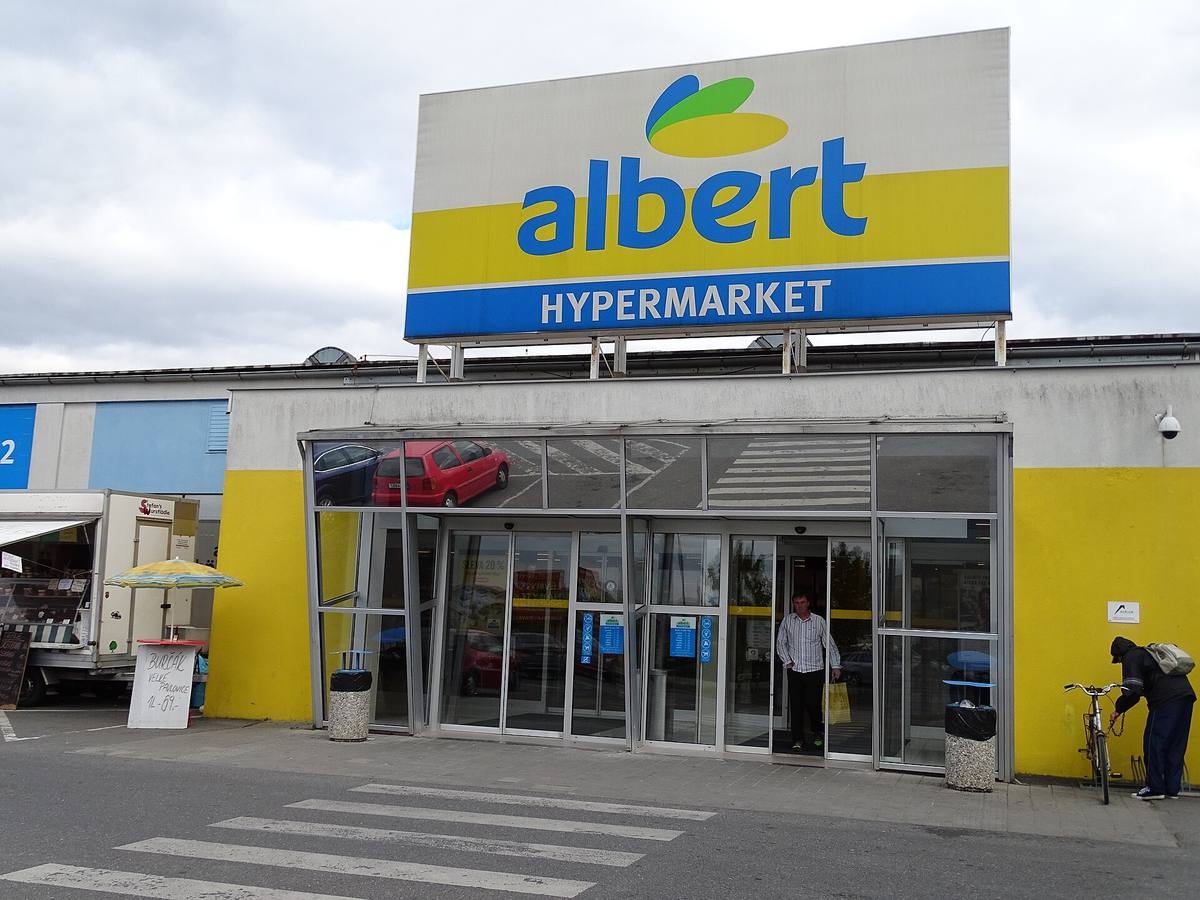Vchod do hypermarketu Albert ve Vestci
