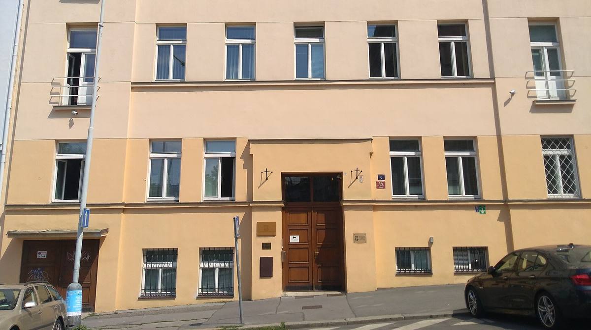 Vchod do budovy Rady pro rozhlasové a televizní vysílání ve Škrétově ulici v Praze
