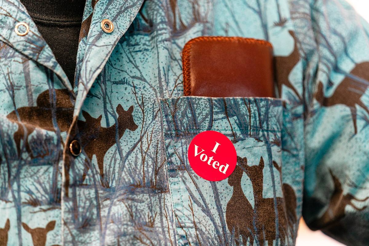 Červená nálepka s nápisem I Voted na kapse košile