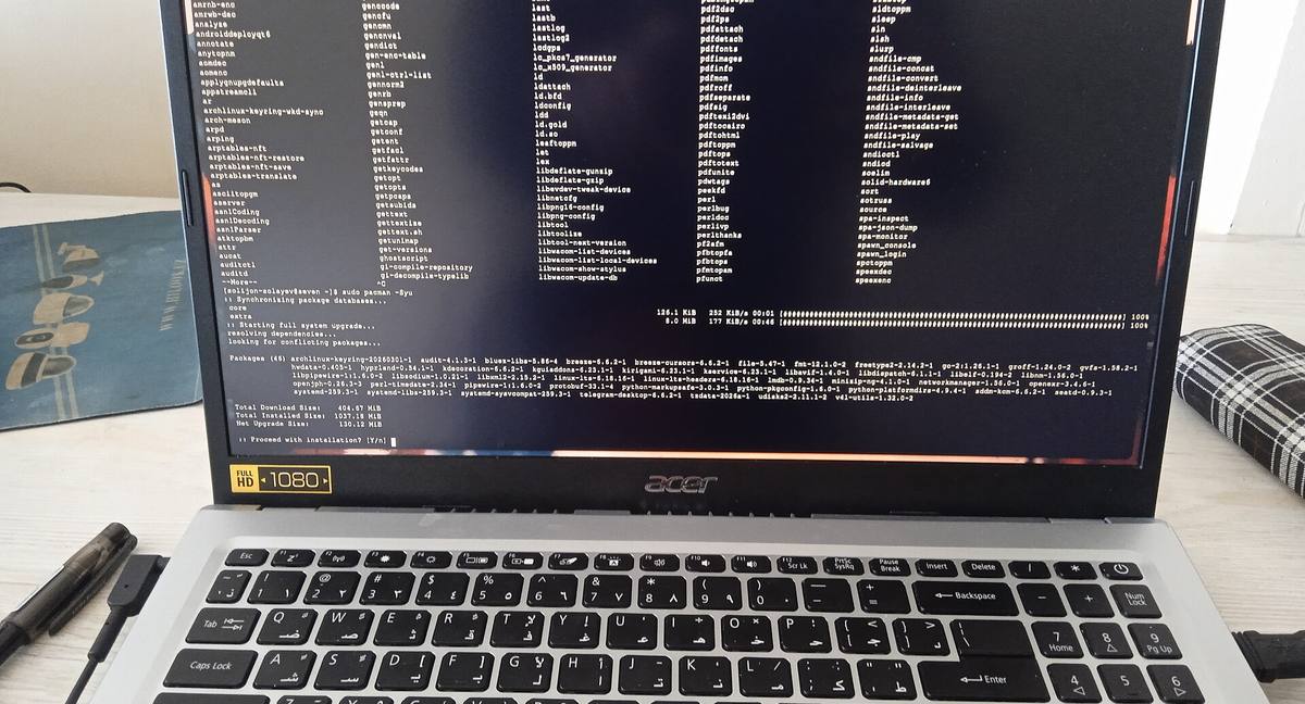 Aktualizace systému Arch Linux v terminálu notebooku