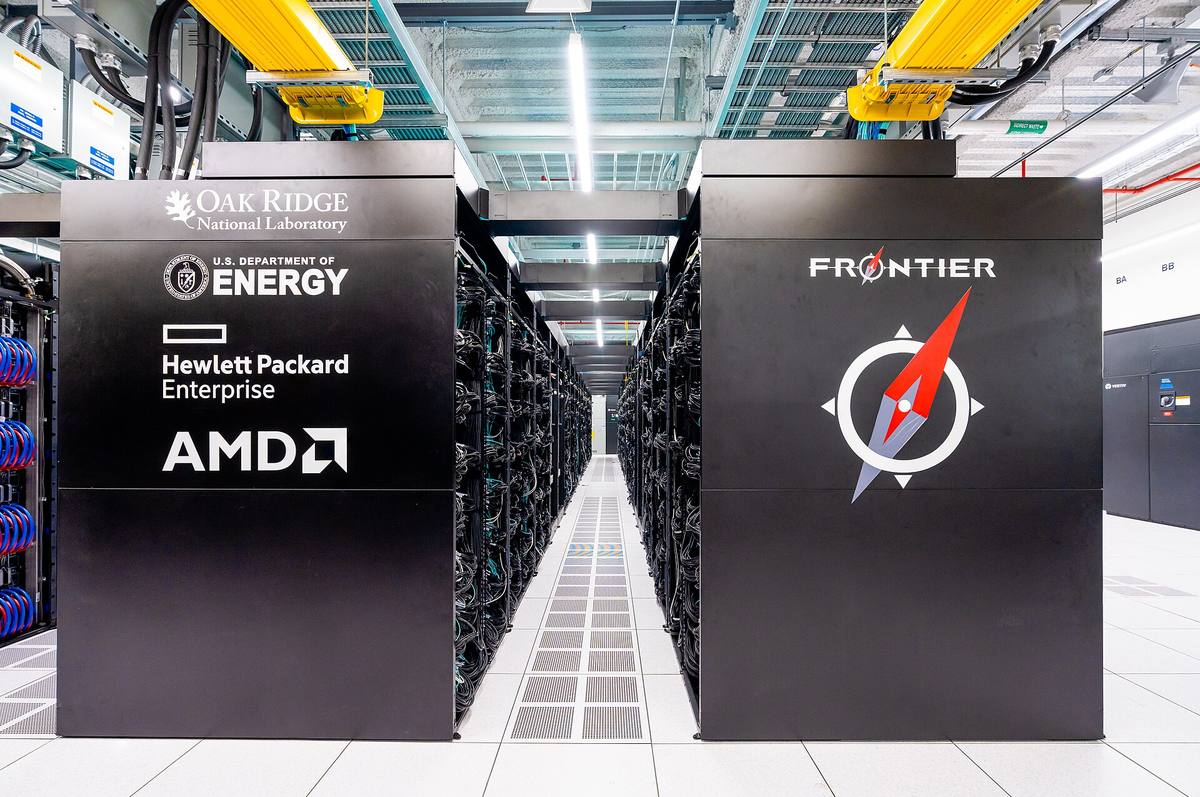 Řada skříní superpočítače Frontier v sále