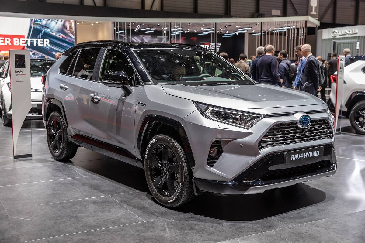 Stříbrná Toyota RAV4 Hybrid na výstavním stánku