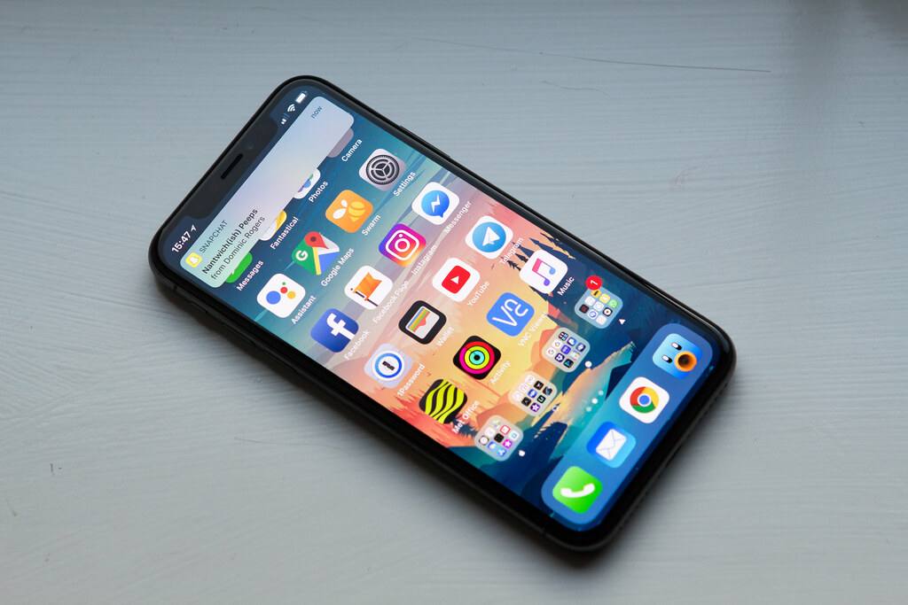 Telefon ležící na stole, na displeji vyjíždí lišta s upozorněním