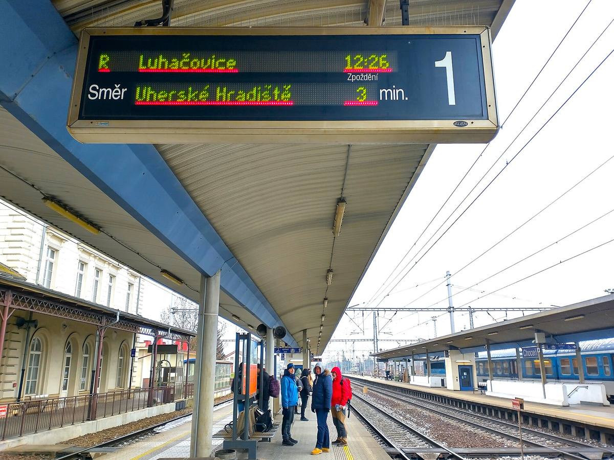 Výpravní budova a nástupiště nádraží v Chocni