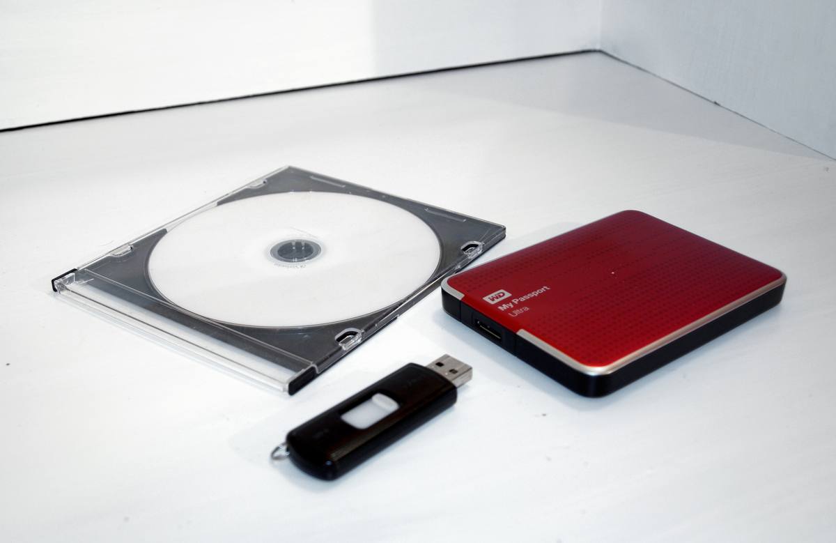 DVD, USB flash disk a externí pevný disk vedle sebe