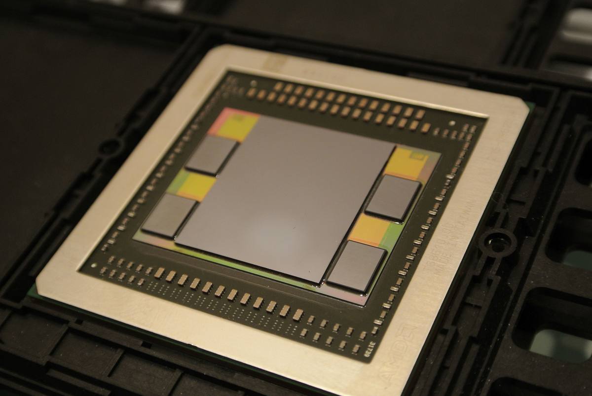 Grafický čip AMD Fiji s pamětí HBM na společné podložce