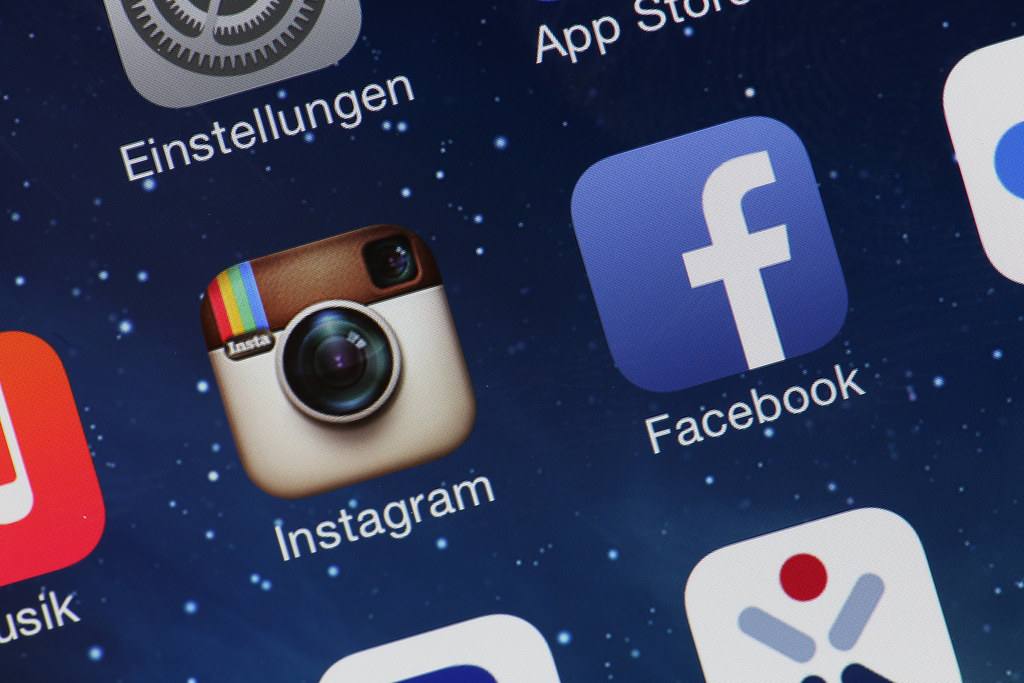 Ikony aplikací Instagram a Facebook na displeji telefonu