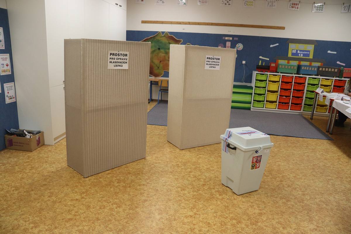 Volební místnost v základní škole, plenty a volební urna