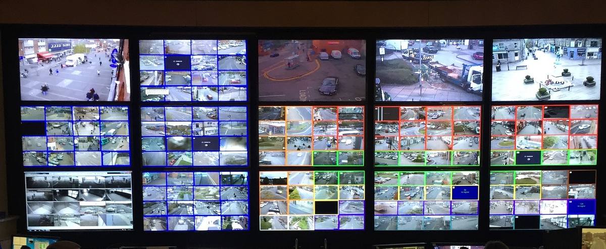 Stěna patnácti monitorů s obrazem z městských kamer