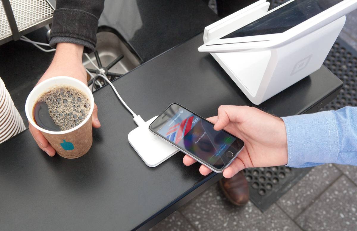 Muž platí v kavárně iPhonem přes čtečku Square s podporou Apple Pay