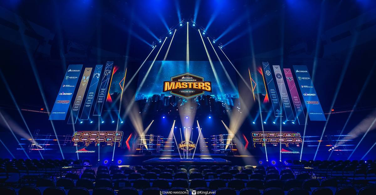 Zápas Counter-Striku na pódiu turnaje Dreamhack Masters 2019 v Dallasu