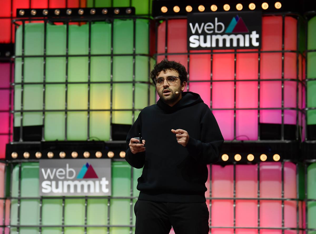 Tarek Mansour s mikrofonem na pódiu konference Web Summit