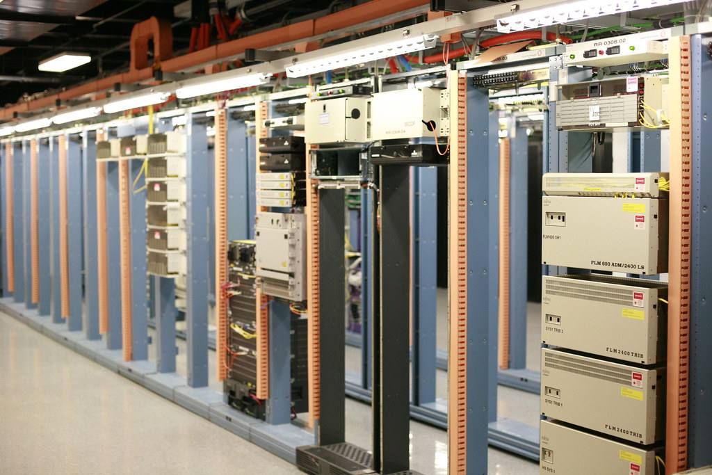 Řady serverových skříní v datovém centru