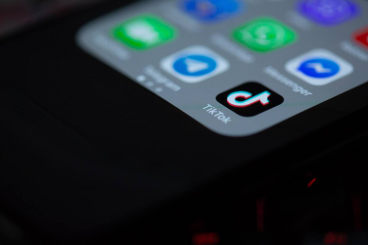 Ikona aplikace TikTok na displeji telefonu