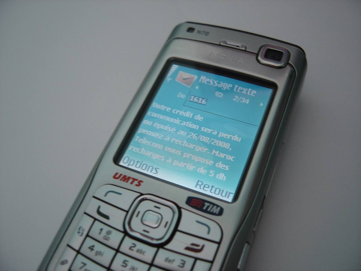 Telefon Nokia N70 s otevřenou SMS od operátora na displeji