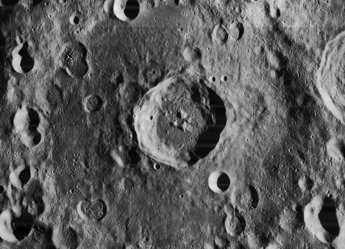 Snímek kráteru Einstein na Měsíci pořízený družicí Lunar Orbiter