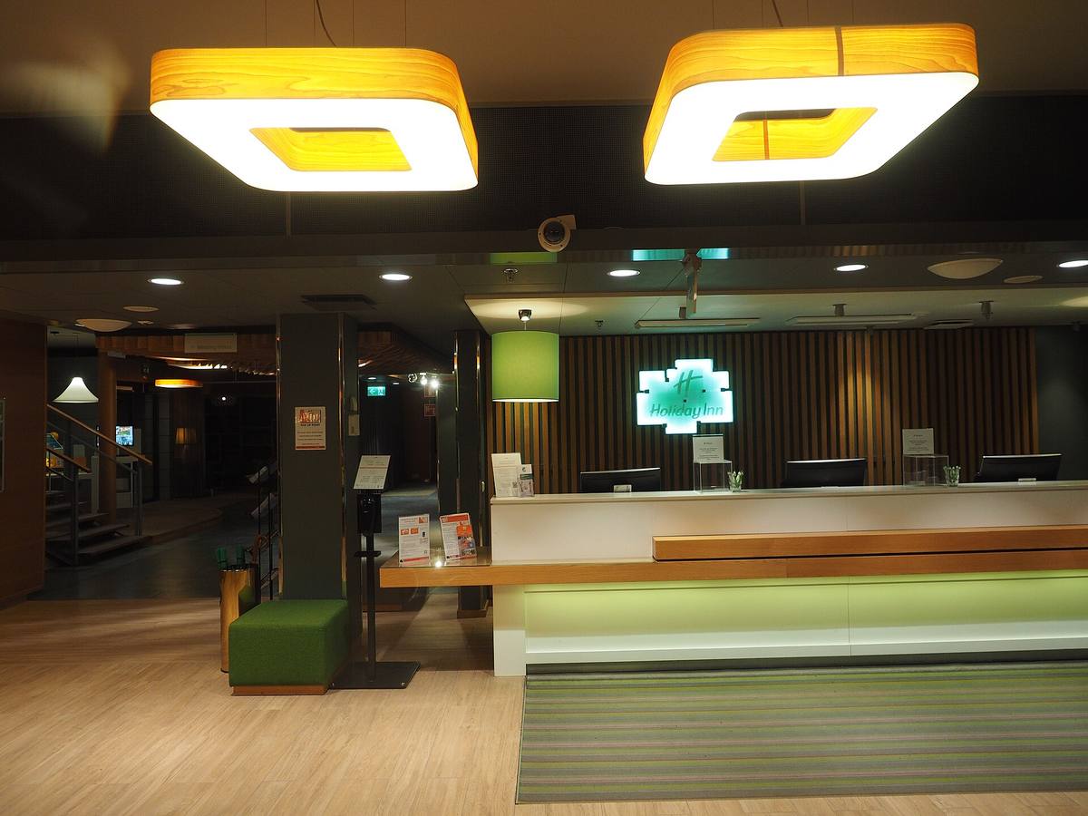 Recepční pult hotelu s počítači