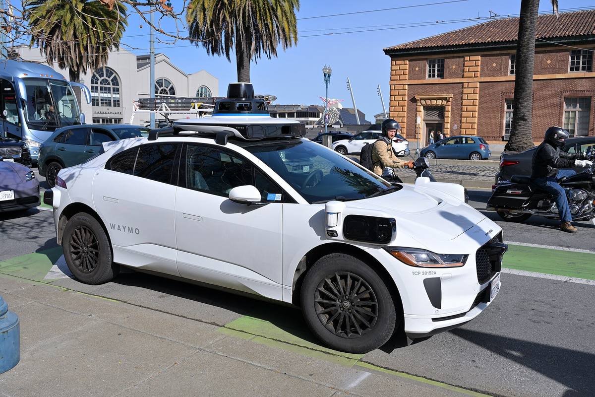 Robotaxi Waymo Jaguar I-Pace v ulici San Francisca