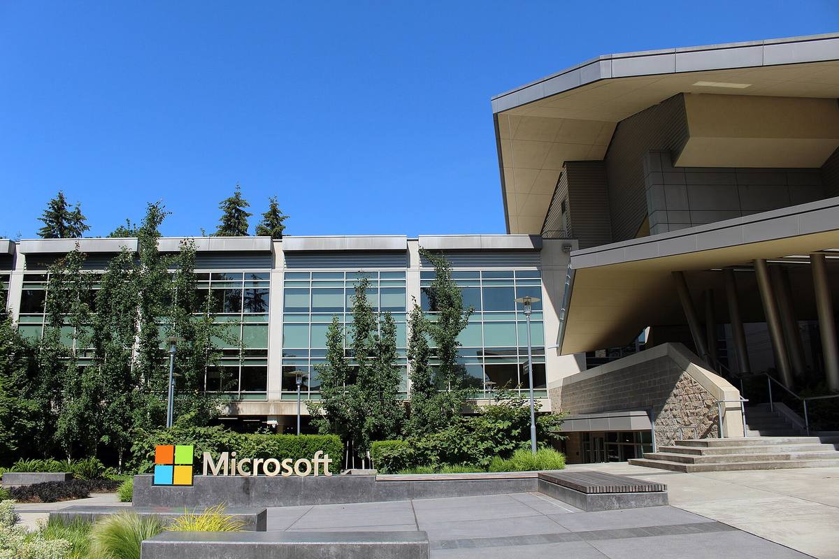 Budova 92 v sídle Microsoftu v Redmondu, v popředí kamenný blok se značkou firmy