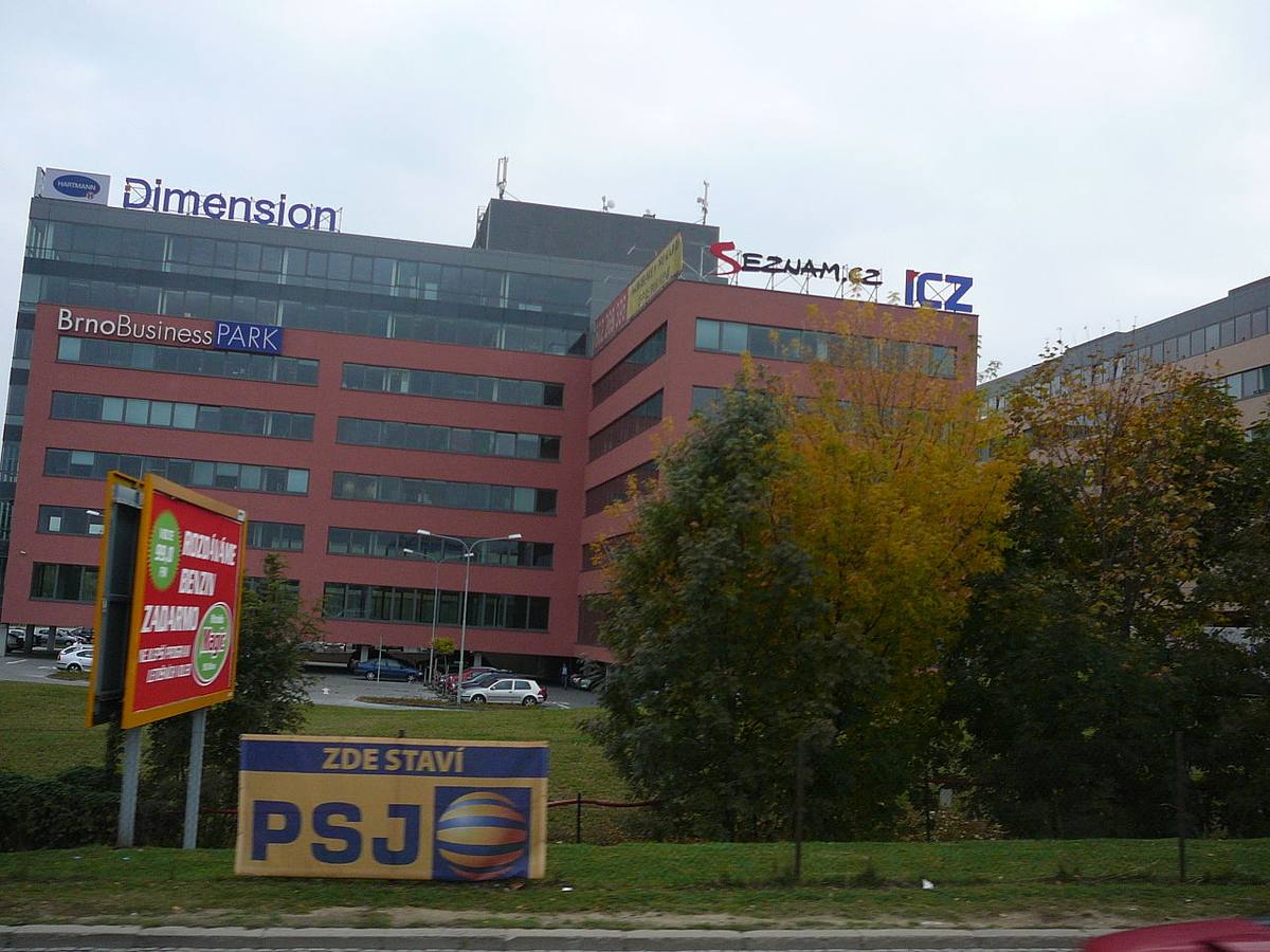 Kancelářská budova v areálu Brno Business Park s nápisem Seznam.cz na střeše
