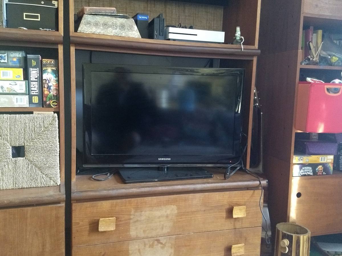 Plochý televizor postavený v knihovně obývacího pokoje