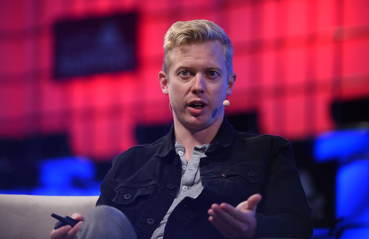 Steve Huffman mluví na pódiu konference Web Summit