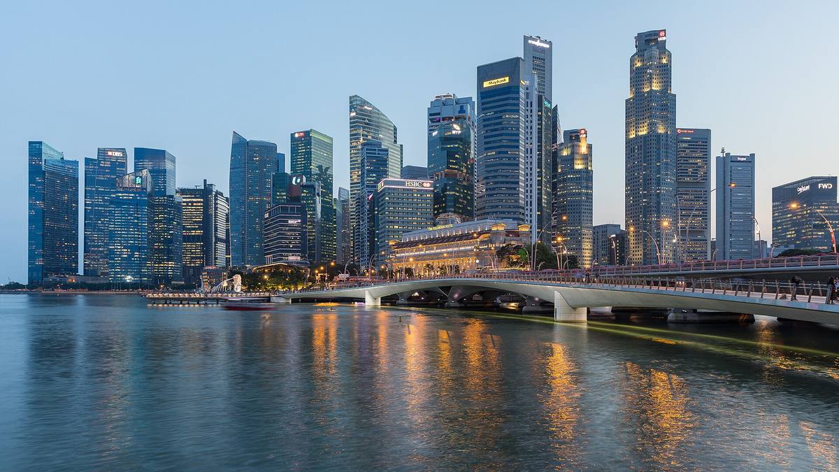 Večerní panorama obchodní čtvrti Singapuru s mostem Esplanade