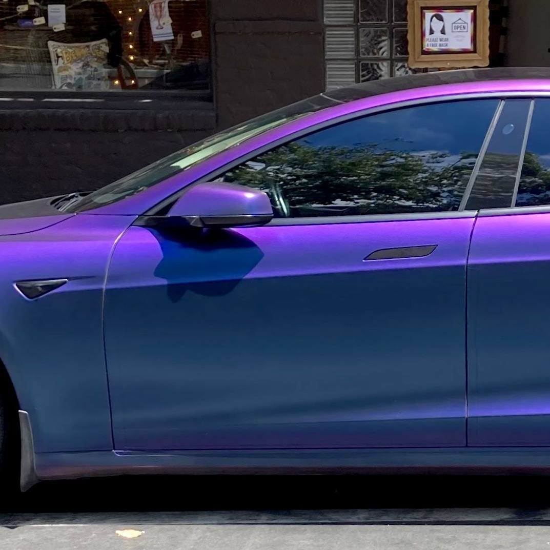 Bok Tesly Model S, vnější kliky dveří jsou zapuštěné do plechu a nevyčnívají