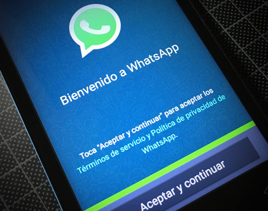 Uvítací obrazovka aplikace WhatsApp na displeji telefonu