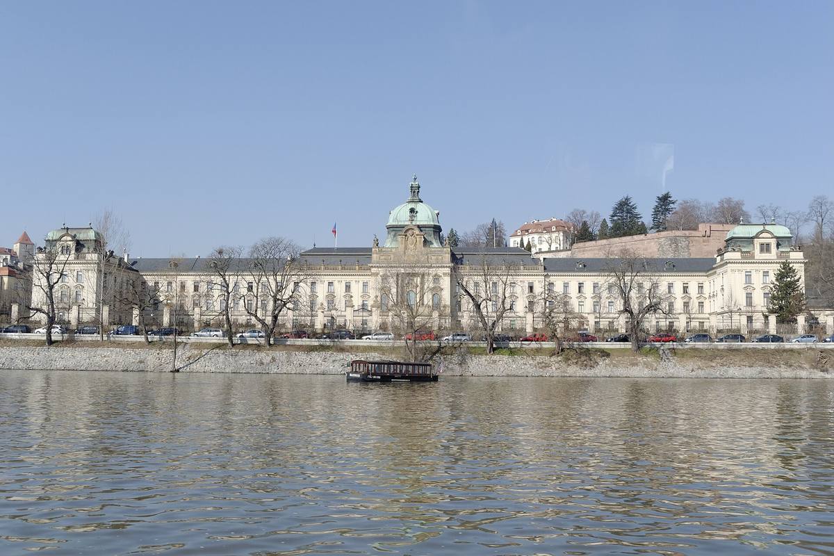 Strakova akademie na nábřeží Vltavy v Praze, sídlo Úřadu vlády